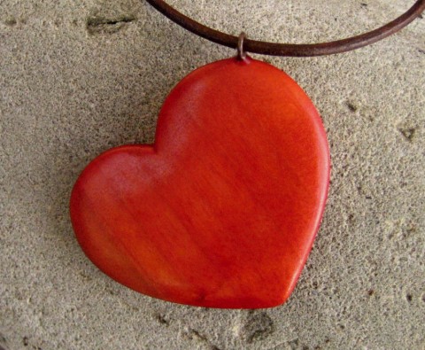Dřevěná šperk - jabloňové srdce dřevo řezbářství jabloň talisman srdce srdíčko přívěšek 