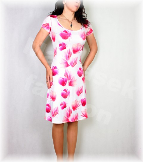 Šaty luxusní úplet vz.531 pestrobarevné růžová jarní letní květy bílá šaty svatba léto vzor oslava magnolie 