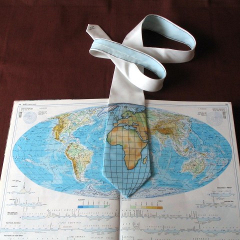 Kravata AFRIKA A EVROPA bílá zelená modrá bílá hnědá béžová hedvábí kravata afrika mapa antracitová okrová země evropa zeměpis 