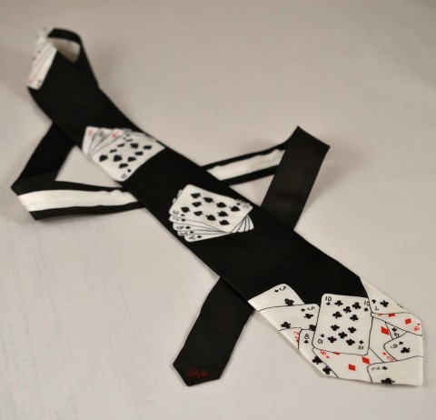 Hedvábná kravata s kartami - černá červená bílá černá kravata karta karty 