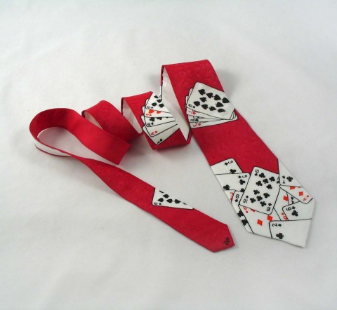 Hedvábná kravata s kartami vínová červená bílá černá kravata karta karty 