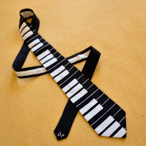 Kravata s klaviaturou - inverzní bílá černá kravata hudební klavír klaviatura 