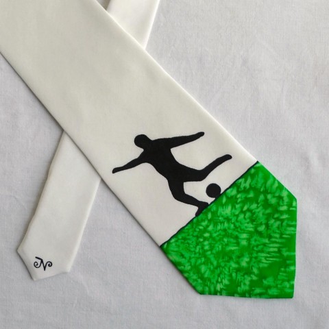 Zeleno-bílo-černá kravata s fotbali zelená bílá černá fotbal míč silueta fotbalista fotbalová 