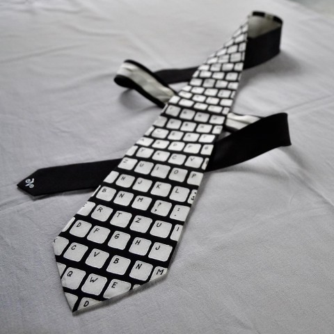 Kravata s klávesnicí - černo-bílá bílá černá hedvábí kravata kontura počítač klávesnice počítačová klávesa ajťák 