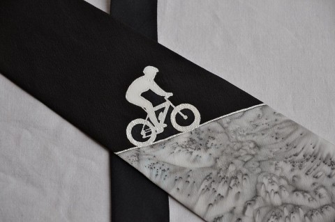 Kravata s cyklistou dolů,bílo-černá bílá černá šedá hedvábí kravata kolo cyklista kontura krepdešín 