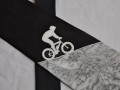 Kravata s cyklistou dolů,bílo-černá