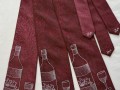 Vínová kravata s vínem a sklenkou