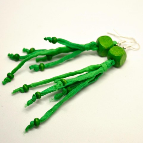 Zelené náušnice hedvábí-dřevo dřevo kostičky korálky zelená náušnice kostička kostky hedvábí korálek kostka šňůrka 