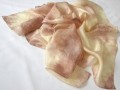 Batikovaný hedvábný šátek žlutobéžo