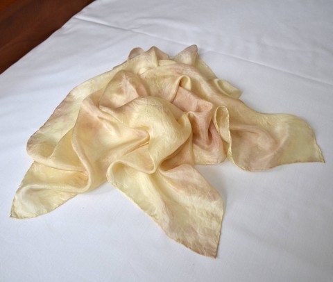 Batikovaný hedvábný šátek žluto-béž béžová hedvábí šátek hodváb žlutobéžová 