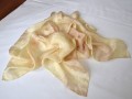Batikovaný hedvábný šátek žluto-béž