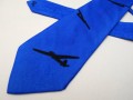 Tmavší modrá kravata s letadly