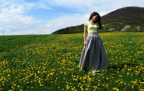 Sivá maxi sukne se žltými kvetmi kvety seda sukne zlute.jar 
