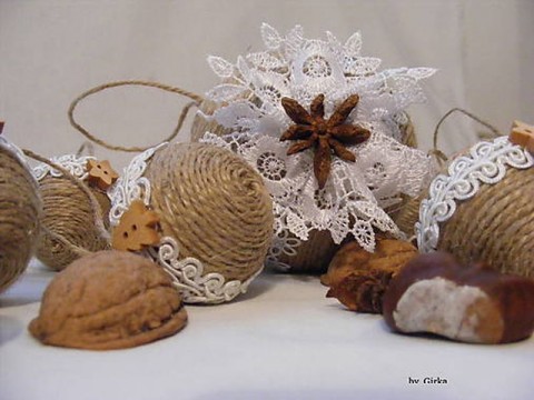 Jutové guličky s gombíkom a čipkou dekorace ozdoby vánoce knoflík dárky juta překvapení hnedá čipka 