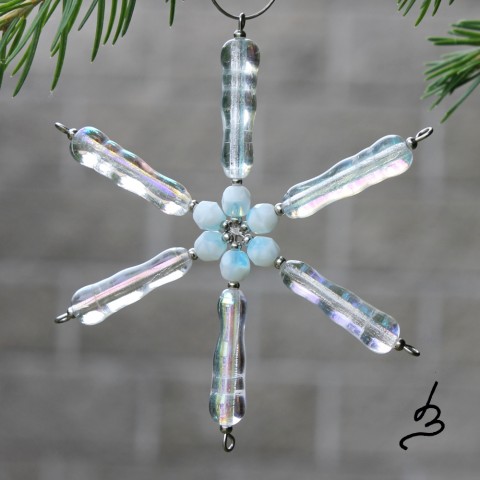Třpytivá hvězda - modrobílý střed dekorace korálky zima modrá vánoce bílá vánoční hvězda bílé ozdoba zimní lesk třpytivá broušené korálek čirá skleněné mačkané čiré pokov 