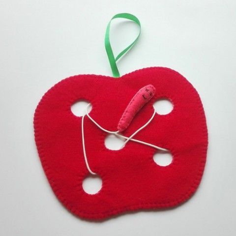 Provlékačka - červík a jablíčko červená jablko jablíčko růžová hračka červ červík na hraní pro batole jabko provlékačka pro mimi pro děti od 2 let 