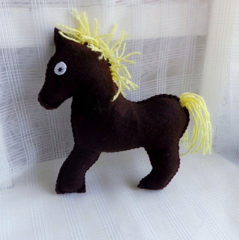 Kůň, koník, koníček Zlatohřívák kůň koník hnědá koníček žlutá mazlík mazlíček hajánek na hraní pro děti pro miminko muchláček pro mimi hračka. hračky 