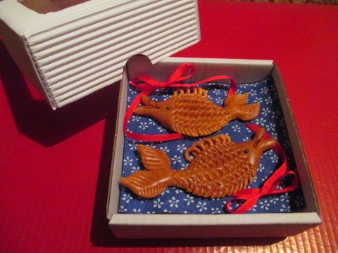 Dvě ryby v dárkové krabičce ryba kapr ryby vánoční ozdoby kapři vánoční stůl 