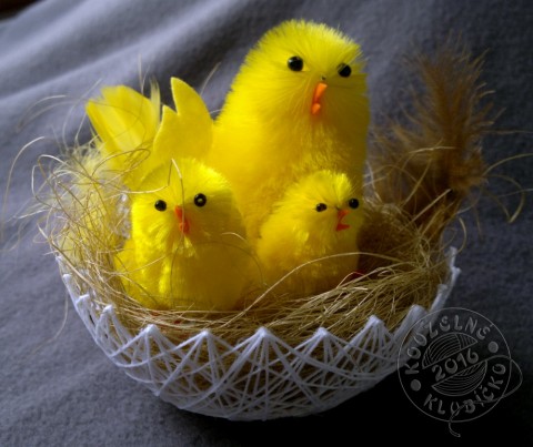 Skořápka velká s kuřátky dekorace dárek bavlna jaro velikonoce kuřátko peříčko vejce vajíčko hnízdečko skořápka bavlnka 