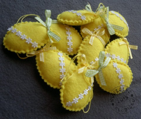 Vajíčko z filcu žluté bíle zdob.II. dekorace dárek bavlna jaro velikonoce vejce kraslice vajíčko vajíčko z filcu vajíčko z plsti 