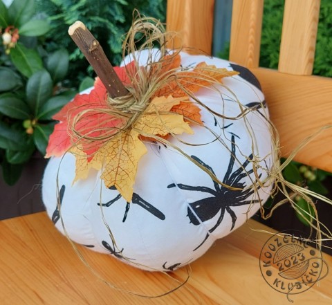 Šitá dýně BÍLÁ S PAVOUKY dekorace podzim dýně halloween podzimní dekorace halloweenská dekorace dýnička šitá dýně 