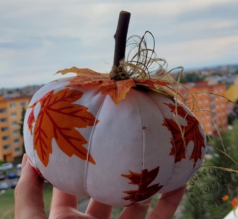 Šitá dýně REŽNÁ BÍLÁ S LISTY dekorace podzim dýně halloween podzimní dekorace halloweenská dekorace dýnička šitá dýně 