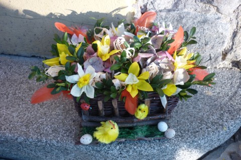 na našem dvorku dekorace jarní jaro velikonoce vajíčka narcis peříčka kuřátka sušina buxus 