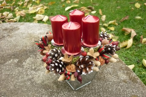 červená patří k vánocům domov dekorace nálada vánoce svíčka svíce rodina pohoda adventní kouzelné hezké útulno svátka dekorace. aranžmá 