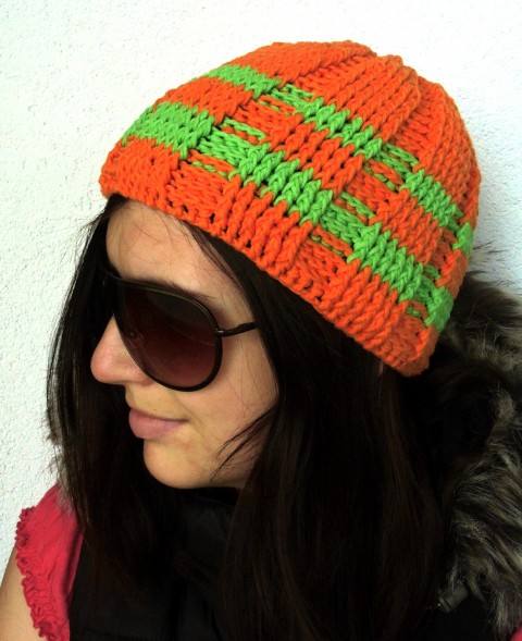 Neon čepice zelená oranžová čepice háčkovaná háčkování sportovní neon brýle čapka modelka 