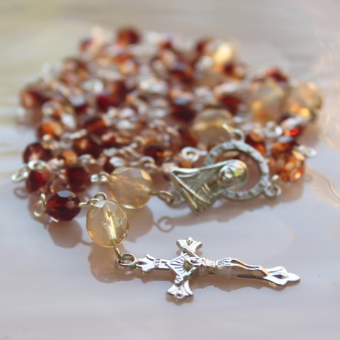 Růženec náhrdelník korálky křížek růženec víra ježíš kříž svatý marie modlitba křesťanství modlení pro štěstí náboženství svatá liturgie svaté růžence do kostela liturgický 