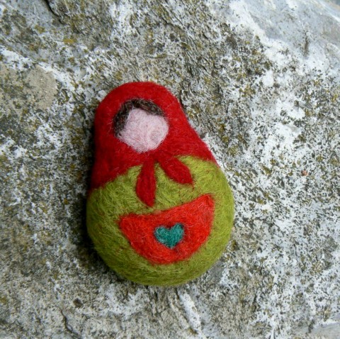 Matrjoška - zelená s červenou červená brož kámen zelená panenka srdíčko šedá brožka plstění bábuška matrjoška rusko matryjoška ruský 