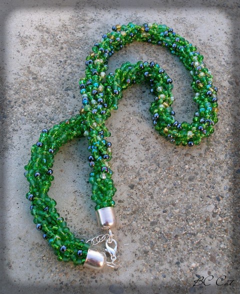 Na mechu - náhrdelník šperk náhrdelník korálky doplněk háčkovaný tráva les mech 