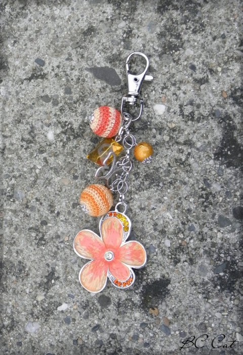 Pestrobarevné kvítí (oranžová) přívěsek korálky doplněk květina květ ozdoba kytka karabinka třásně kulička štras na tašku 