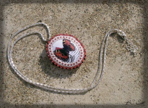 Babočka kopřivová šperk náhrdelník přívěsek korálky doplněk motýl vintage paříž 