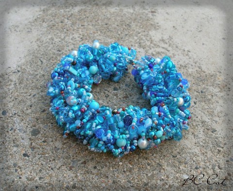 Modrý huňáček voda šperk náramek korálky moře doplněk háčkovaný exotika střapatý směs huňatý 