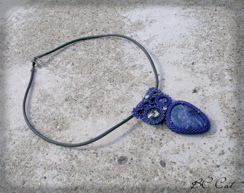 Indigo šperk náhrdelník přívěsek kámen polodrahokam přírodnina korálky doplněk sova sodalit rivolky šatony indigo 