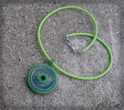 Zelené pastviny šperk náhrdelník achát doplněk přírodní minerál zdraví ryby blíženci rak panna střelec energie donut síla harmonie 