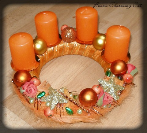Oranžový adventní věnec dekorace oranžová vánoce svícen svíčka svátky zlatá 