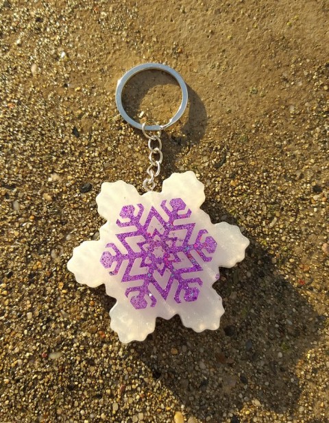 Sněhová vločka - zrcátko - fialová přívěsek dekorace doplněk sníh zima třpytky ozdoba originál glitry zrcátko vločka sněhová vločka na tašku na klíče sněží na batoh 