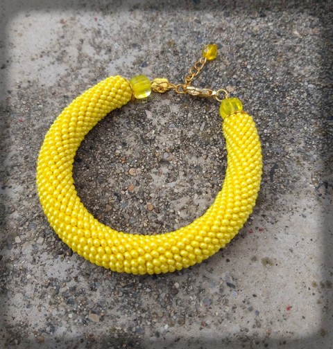 Háčkovaný náramek - žlutý šperk náramek korálky doplněk barva háčkování jaro léto slunce barevný dutinka 