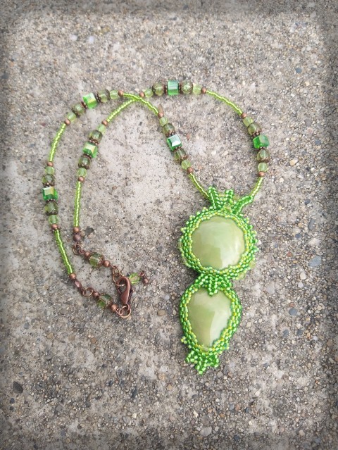 náhrdelník Ve skrytu kapradí šperk náhrdelník korálky doplněk zelená keramika louka les hrášek mech zeleň palouk kapradí broušené korálky kerašon hráškově zelená 