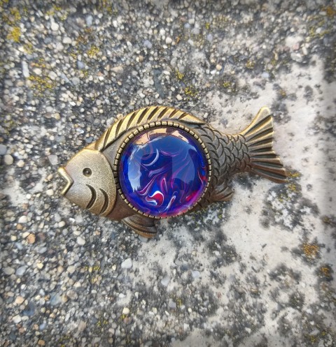 Kapřík no.2 - brož voda brož šperk doplněk ryba barvy abstrakce kapr kapřík kabošon rybář brožička 