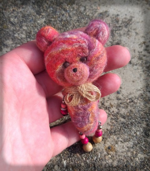 Mášenka, malá medvědí slečna brož šperk doplněk holčička medvídek méďa medvěd merino rouno medvědí holčička 