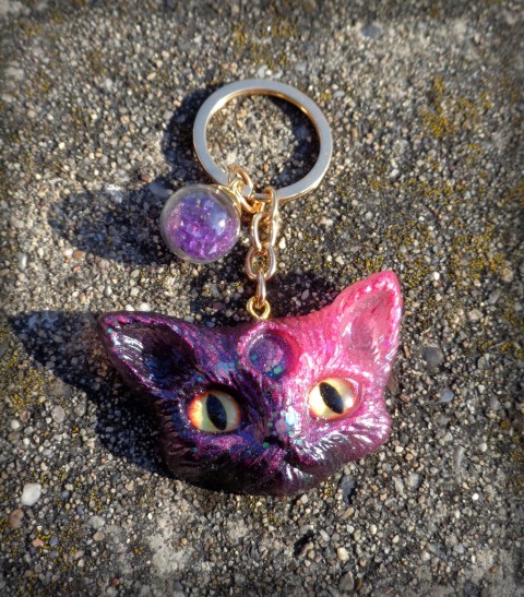 Micka z jine galaxie-fialovo/růžová přívěsek doplněk kočka kočička plamen vesmír galaxie micka na tašku na batoh micina mléčná dráha hvězdná obloha 