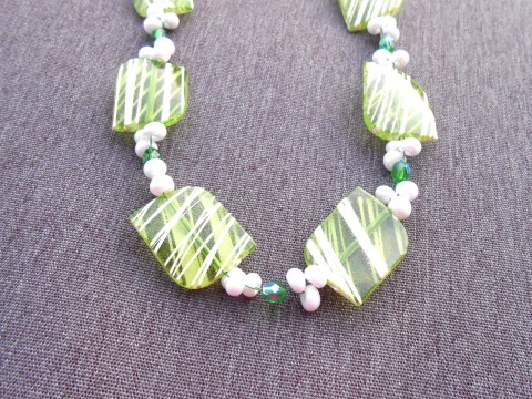 Náhrdelník zelená, bílá - sleva náhrdelník korálky zelená bílá bižuterie drátek sleva korfida 