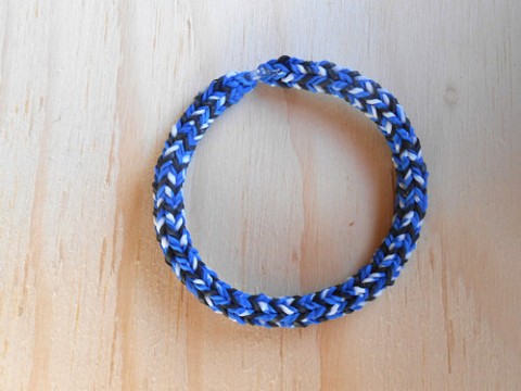 Náramek modrá+bílá+černá náramek modrá bílá černá gumičky loom bands korfida 