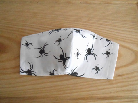 Rouška bílá s černými pavoučky pavouk bavlna šití bílá černá pavouček šité látková šitá látka pavoučci pavouci rouška dvouvrstvá dvouvrstvé roušky 