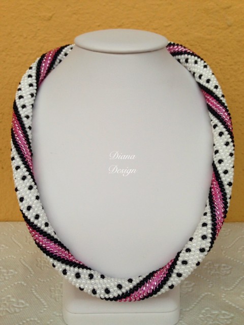 Puntíkatá růžovka šperk náhrdelník háčkování dutinka hand made háčkovaná dutinka 