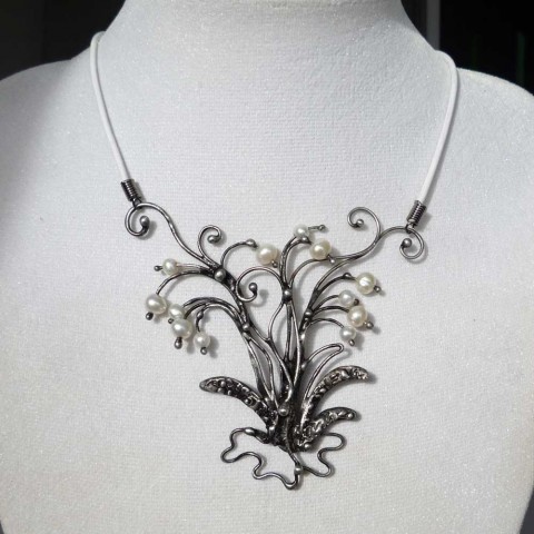 Konvalinky - náhrdelník šperk květina cín jarní bílá jaro kytka patina tiffany minerály cínovaný konvalinka 