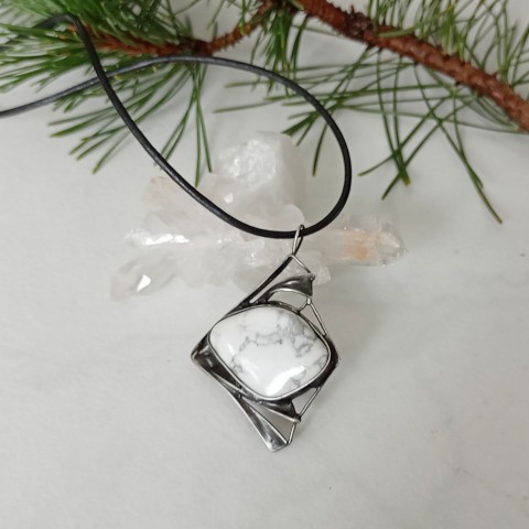 Drahokam - přívěsek s magnezitem šperk náhrdelník přívěsek kámen cín bílá šedá patina tiffany drahokam howlit cínované minerály magnezit 
